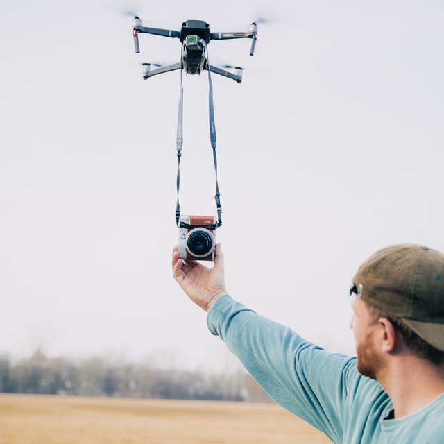 Lennart Pagel mit INSTAX mini 90 Sofortbildkamera und Drohne