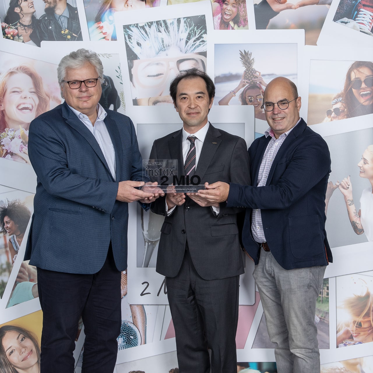 Präsentation des Awards für zwei Millionen verkaufte INSTAX Sofortbildkameras