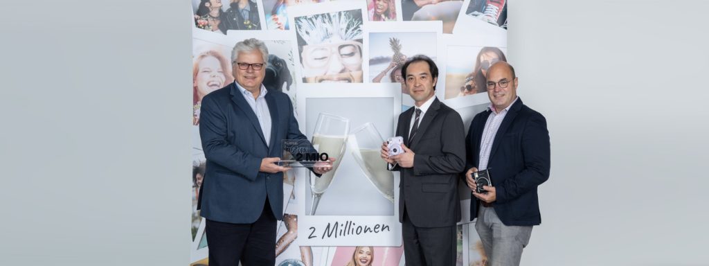 Präsentation des Awards für zwei Millionen verkaufte INSTAX Sofortbildkameras