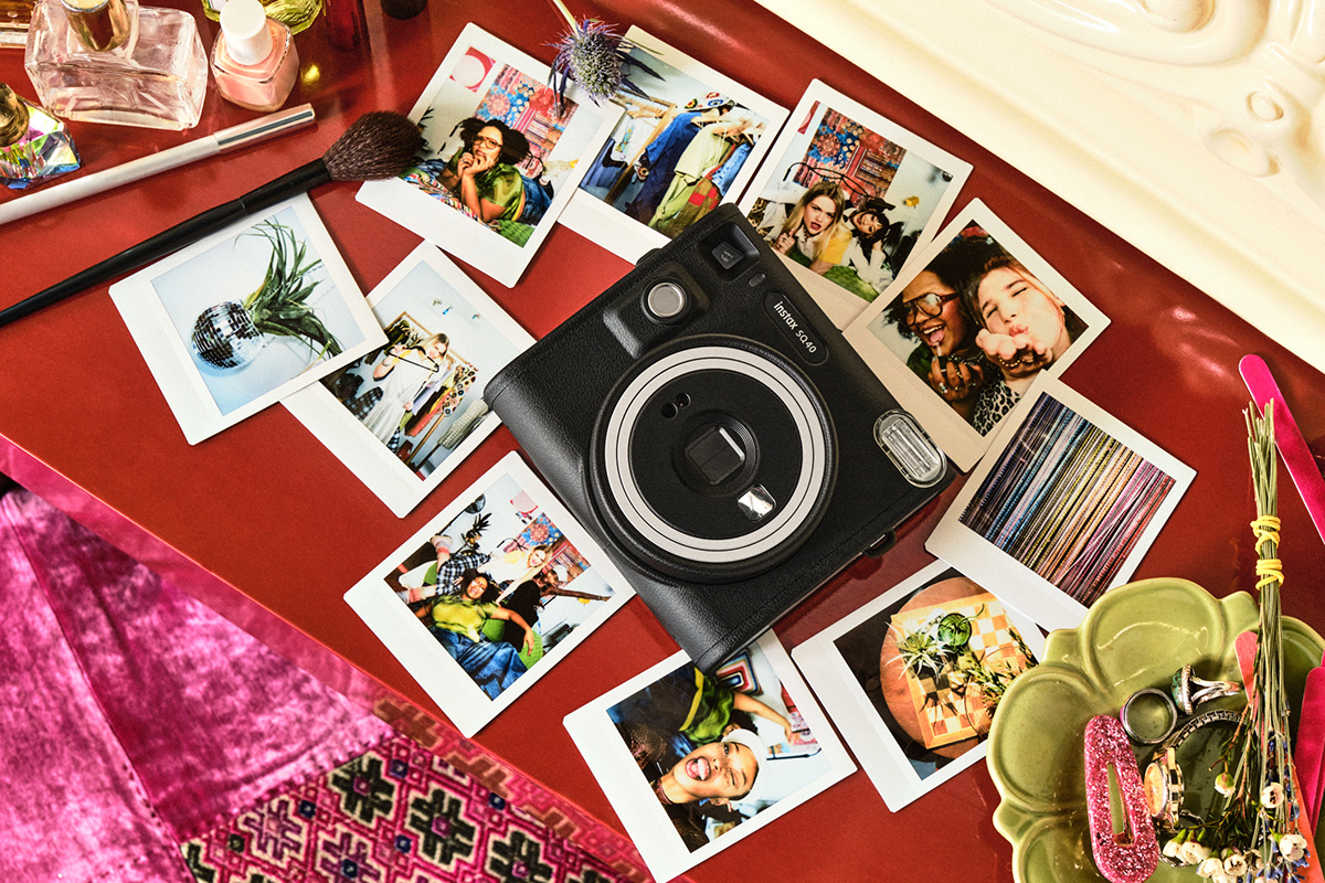 Beitragsbild INSTAX SQUARE SQ40 umgeben von Sofortfotos